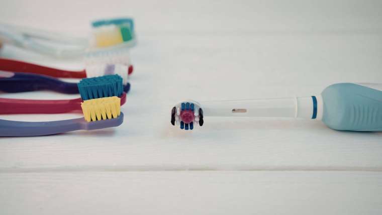 Cepillo dental desgastado y cepillo nuevo para el cuidado de la salud oral