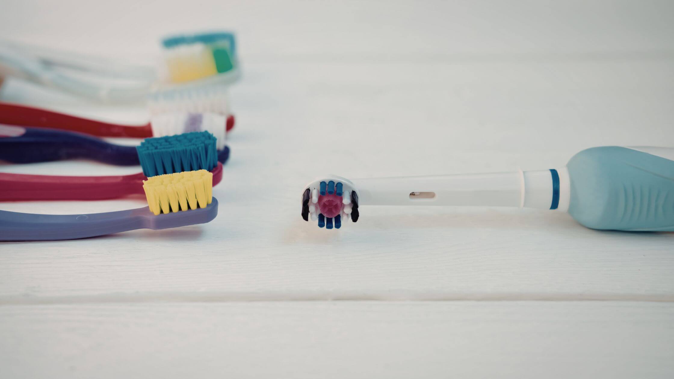 Cepillo dental desgastado y cepillo nuevo para el cuidado de la salud oral