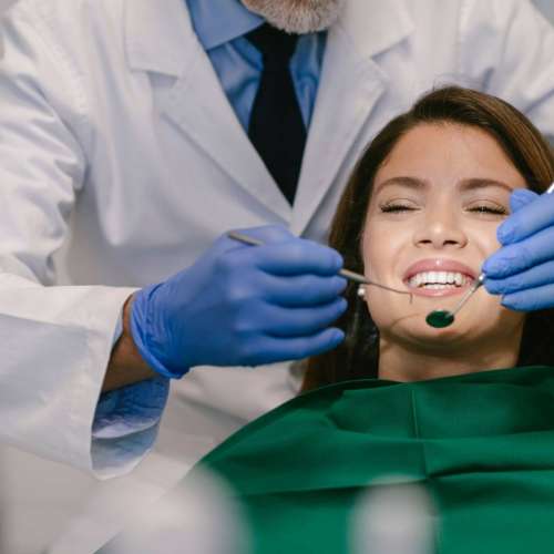 Paciente recibiendo limpieza dental profesional en consulta odontológica