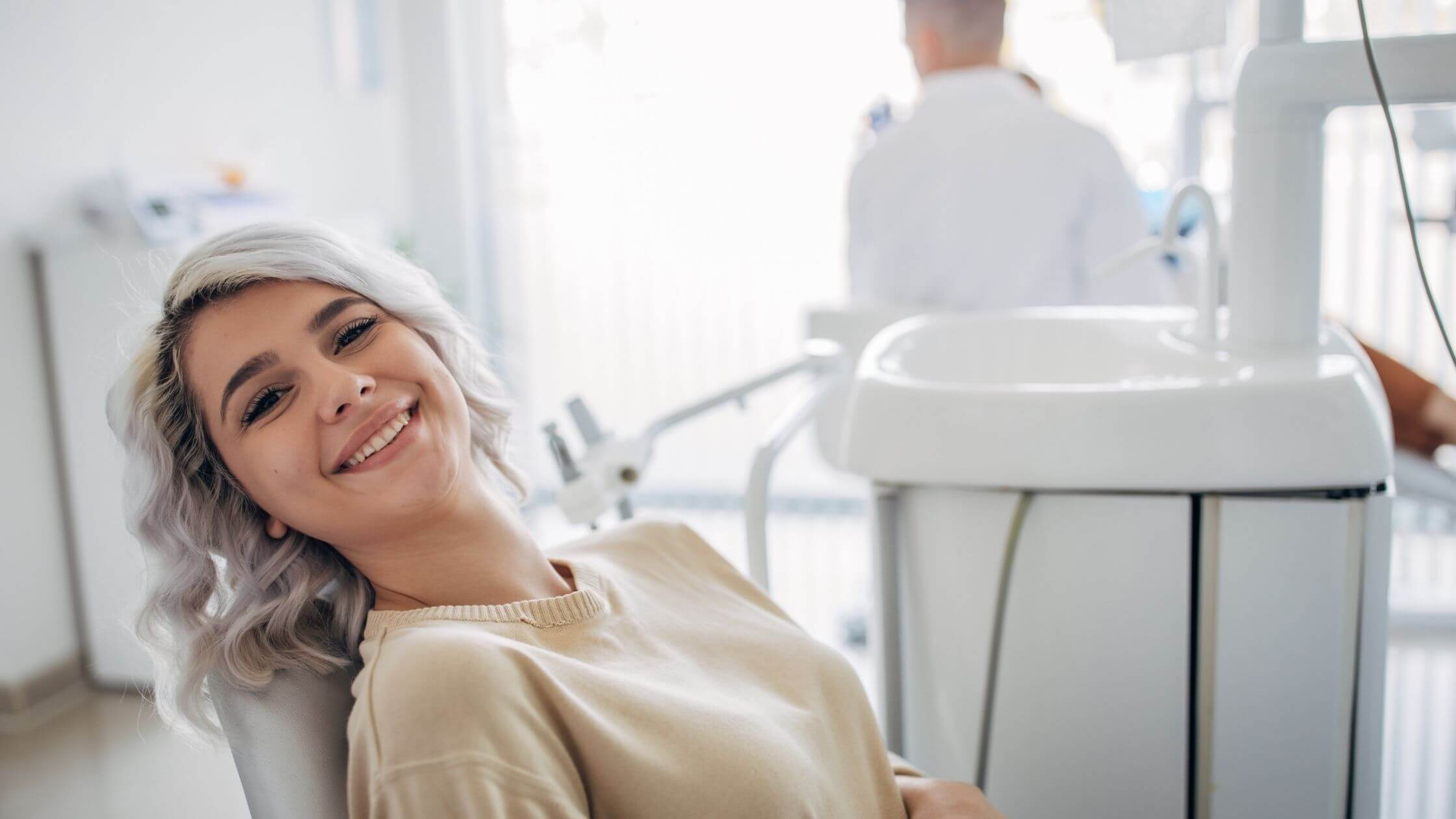 Paciente tranquilo en consulta odontológica con ambiente relajante