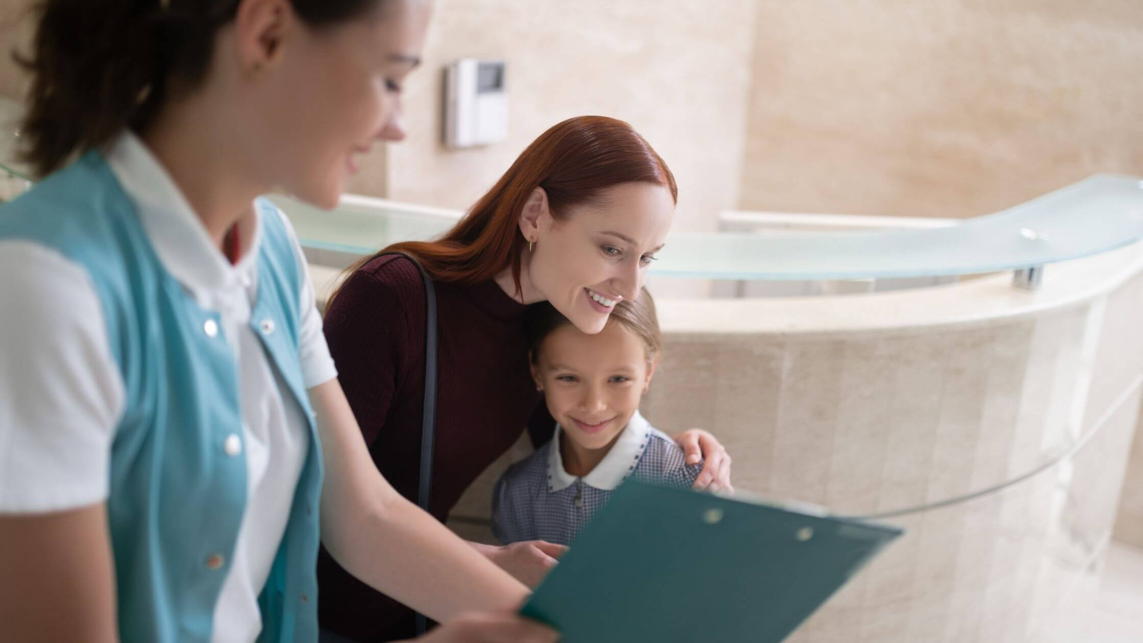 Persona tranquila antes de su primera cita odontológica