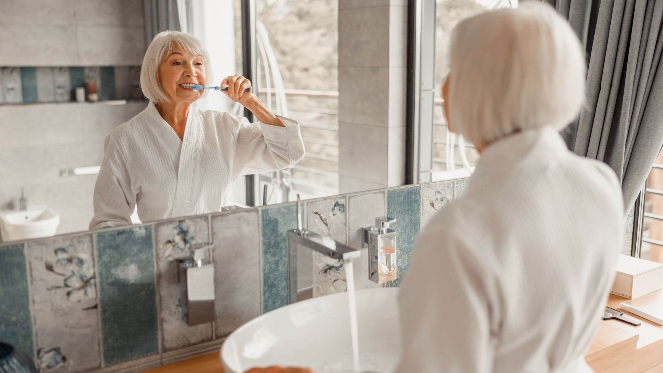 Persona revisando su sonrisa después de cepillarse los dientes