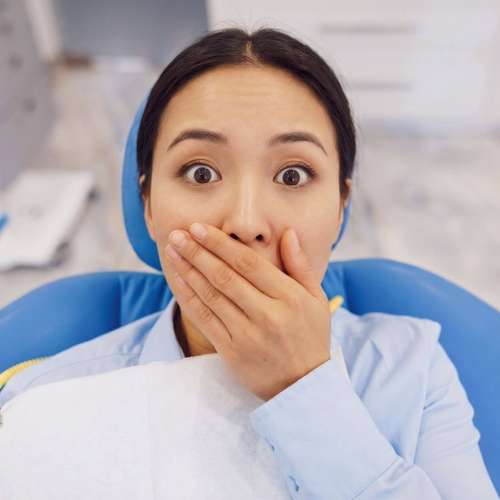 Paciente nervioso pensando en asistir al odontólogo