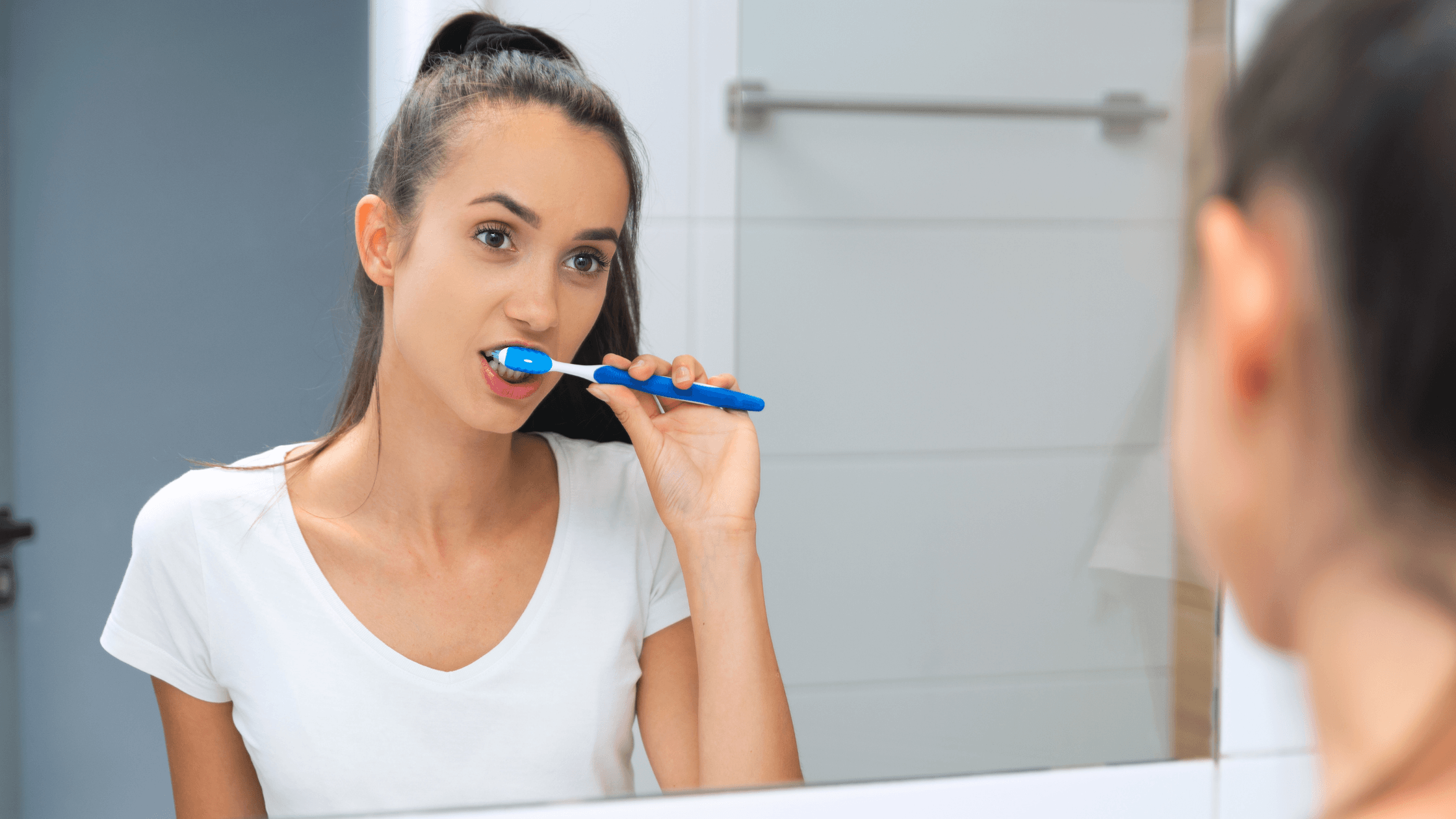 Persona revisando sus dientes ante la posibilidad de tener una caries sin dolor